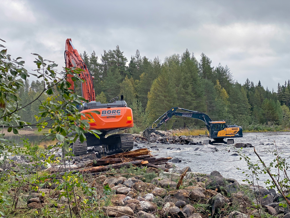 Grävmaskiner öppnar upp den gamla älvfåran.