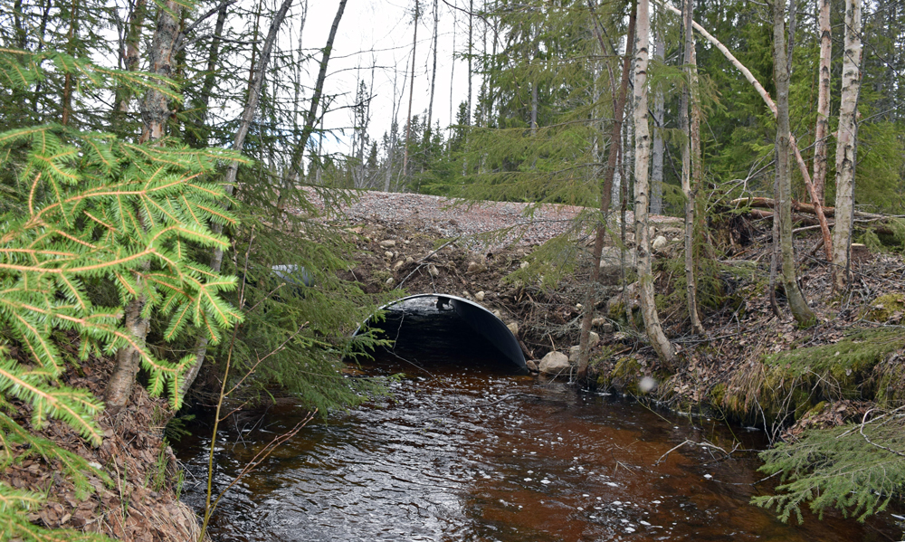 Vatten som passerar genom en vägtrumma